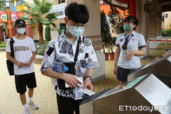 ▲微解封首日，麗寶開門迎客，台北父帶女環島搶入園玩一波。（圖／記者游瓊華翻攝）