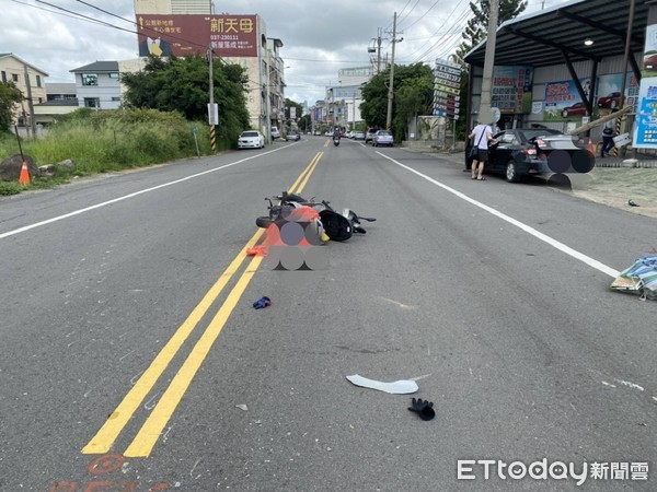 ▲▼小客車迎面撞上機車後，又向右撞上路邊電桿，造成機車零件四散，小客車車頭也扭曲變形。（圖／記者黃孟珍翻攝）