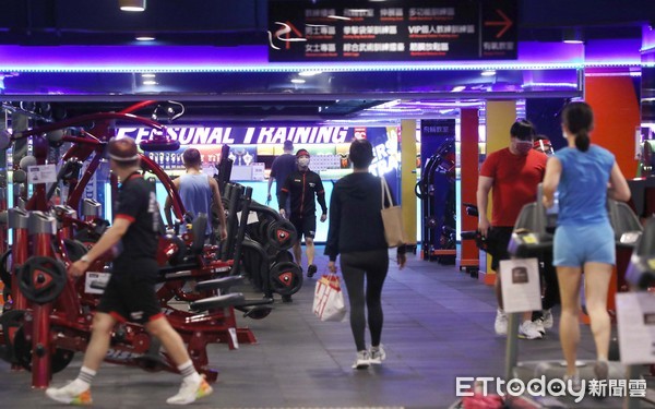 ▲▼713微解封 運動中心 健身房 迎接微解封World Gym 健身房微解封防疫高規到位 教練戴口罩、防護面罩 學員戴口罩運動 運動器材清消。（圖／記者屠惠剛攝）