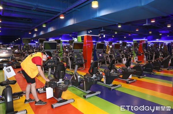 ▲▼713微解封 運動中心 健身房 迎接微解封World Gym 健身房微解封防疫高規到位 教練戴口罩、防護面罩 學員戴口罩運動 運動器材清消。（圖／記者屠惠剛攝）