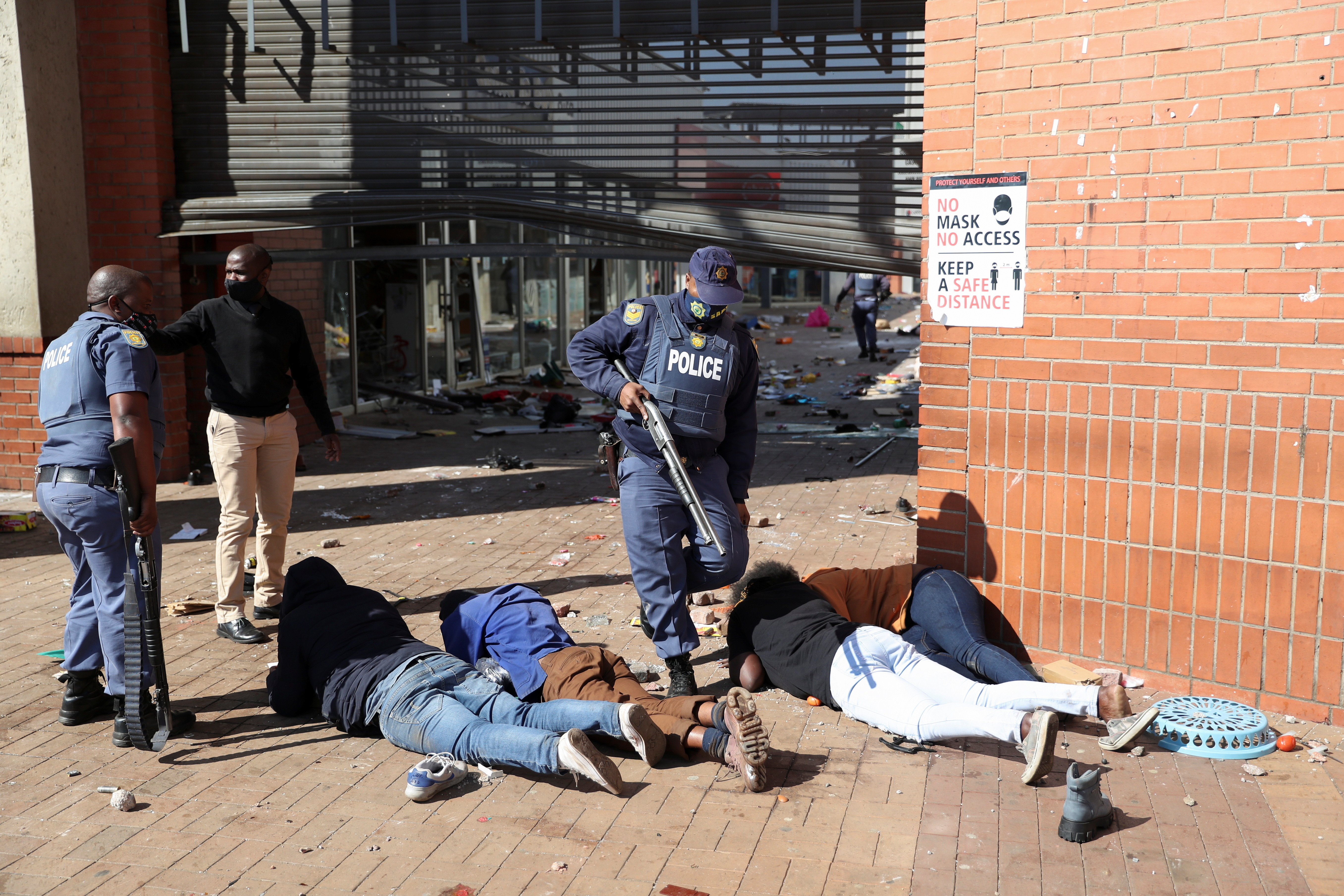 ▲▼南非前總統入獄引發抗議暴動　鎮暴部隊強行鎮壓至少72人亡。（圖／路透）