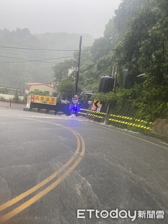 ▲台南山區下午發生急降雨，造成水淹道路、路樹傾倒及電擊停電，台南市警白河分局派員警戒，協助排除障礙。（圖／記者林悅翻攝，下同）