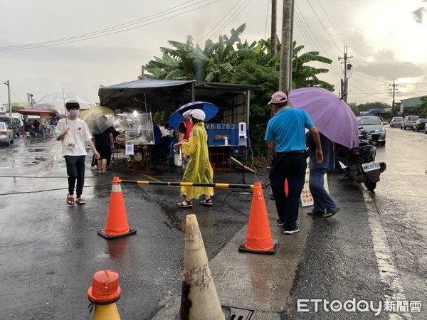 ▲天公不作美，斗六市下起大雨攤商紛紛駛離夜市場地。（圖／記者蔡佩旻攝）