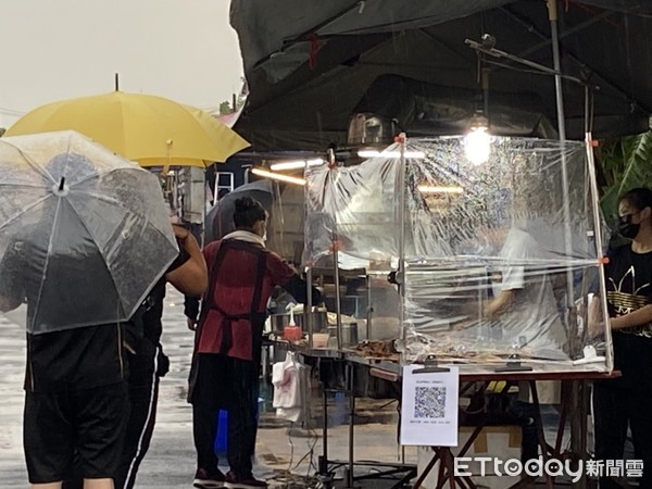 ▲天公不作美，斗六市下起大雨攤商紛紛駛離夜市場地。（圖／記者蔡佩旻攝）