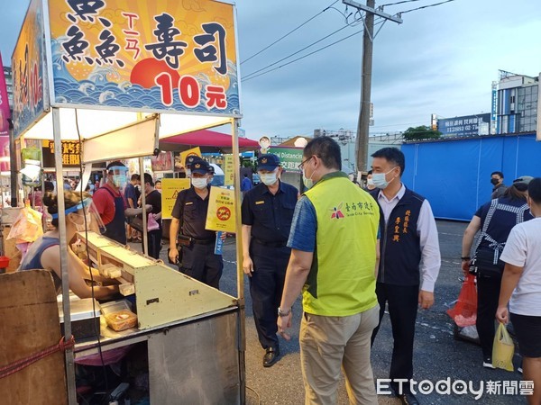 ▲台南市市場處處長陳豪吉，北區區長李皇興及五分局長李名昌等人，率員至新成功夜市實地稽查並加強防疫宣導。（圖／記者林悅翻攝，下同）