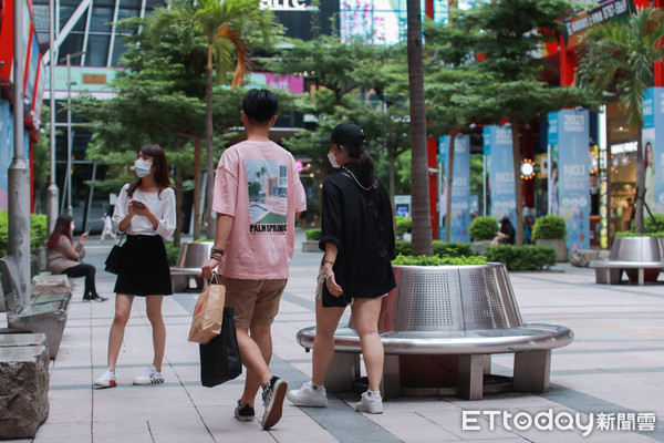 年輕族群免疫防火牆成形　可望由大流行轉為地方流行
