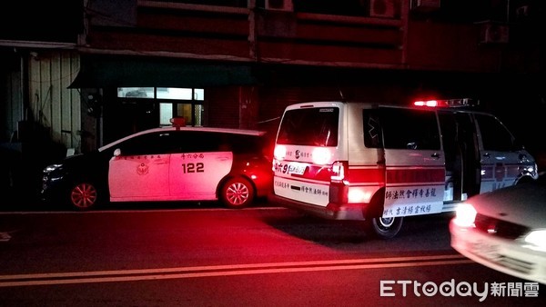 ▲斗六市鎮北路某宮廟前方，晚間約20時發生一起持刀傷人事件，警方於路口攔著涉案人車，當場壓制 。（圖／記者蔡佩旻翻攝）