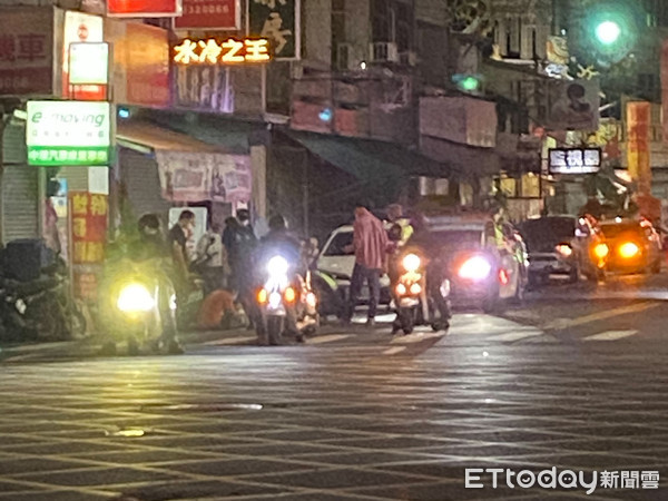 ▲斗六市鎮北路某宮廟前方，晚間約20時發生一起持刀傷人事件，警方於路口攔著涉案人車，當場壓制 。（圖／記者蔡佩旻翻攝）