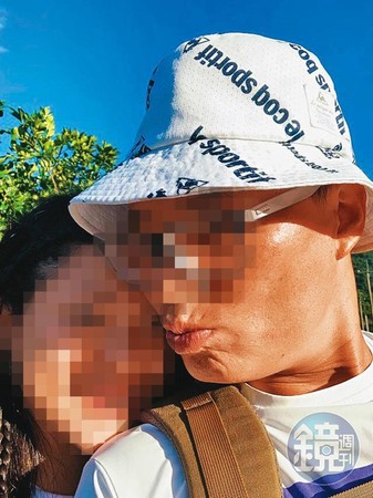 陳男（右）與W小姐（左）交往期間，仍利用帶團之便，到處獵豔。（讀者提供）