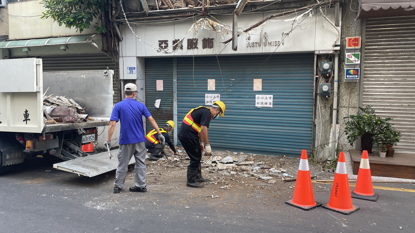 ▲▼花蓮地震，服飾店2樓水泥圍牆倒下。（圖／民眾提供）