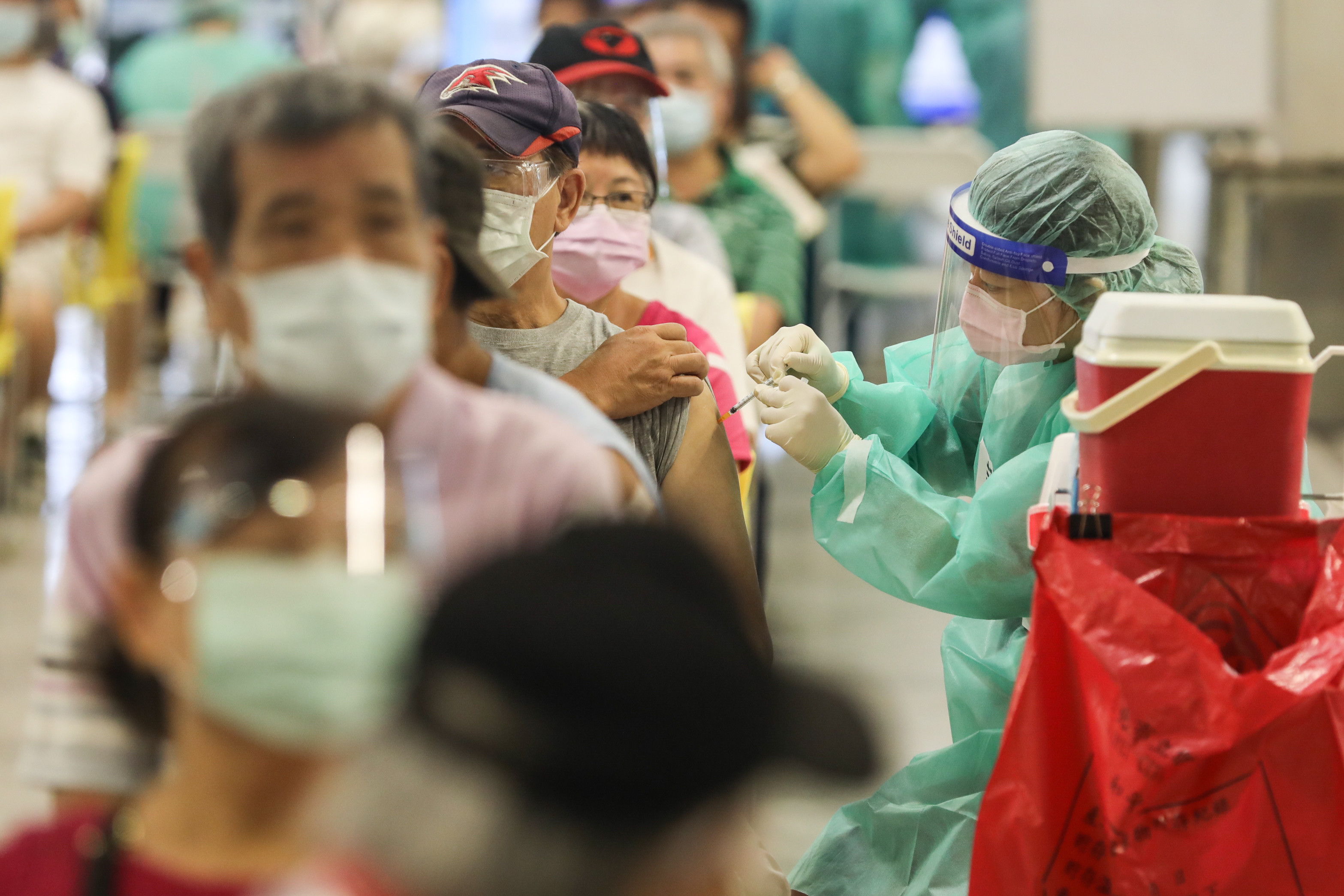 ▲台北市大型疫苗接種站(花博爭豔館)上線首日，民眾前往施打。（圖／記者林敬旻攝）