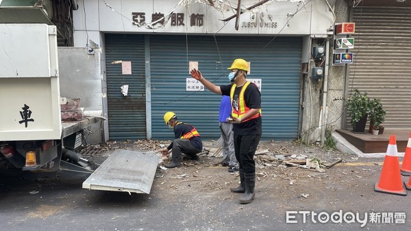 ▲▼花蓮地震，服飾店2樓水泥圍牆倒下。（圖／民眾提供）