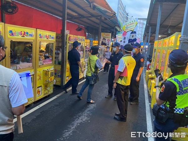 ▲台南市警善化警方，會同市府經發局、衛生局、市場處、區公所等單位及轄區里長、志工到夜市執行聯合稽查與防疫宣導。（圖／記者林悅翻攝，下同）