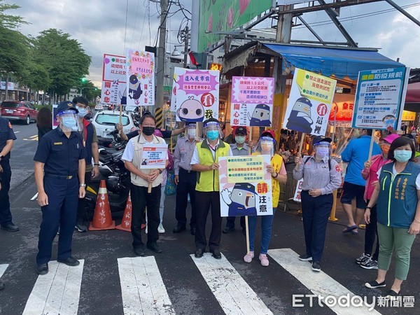 ▲台南市警善化警方，會同市府經發局、衛生局、市場處、區公所等單位及轄區里長、志工到夜市執行聯合稽查與防疫宣導。（圖／記者林悅翻攝，下同）