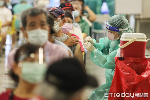▲台北市大型疫苗接種站(花博爭豔館)上線首日，民眾前往施打。（圖／記者林敬旻攝）