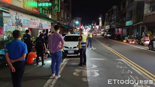 ▲雲林斗六市鎮北路與北平路口發生有民眾遭人持刀攻擊案件，警方當場逮一車4人。（圖／記者蔡佩旻翻攝）