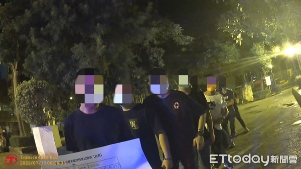 ▲12少男搶開箱微解封！　「自己人」慘遭無情打槍：叫家長來。（圖／記者陳凱力翻攝）