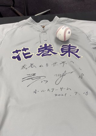 ▲大谷翔平與菊池雄星在花卷東高校球衣簽名             。（圖／翻攝自天使推特）