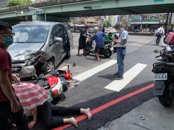 ▲▼BMW違規左轉遭撞擊，造成機車待轉區2騎士受波及骨折倒地哀嚎。（圖／民眾提供）