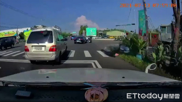 ▲雲林斗六市昨日早上，石榴路與雲科路口發生車損人傷交通事故，女機車騎士遭撞飛後趴在地上。（圖／記者蔡佩旻翻攝）