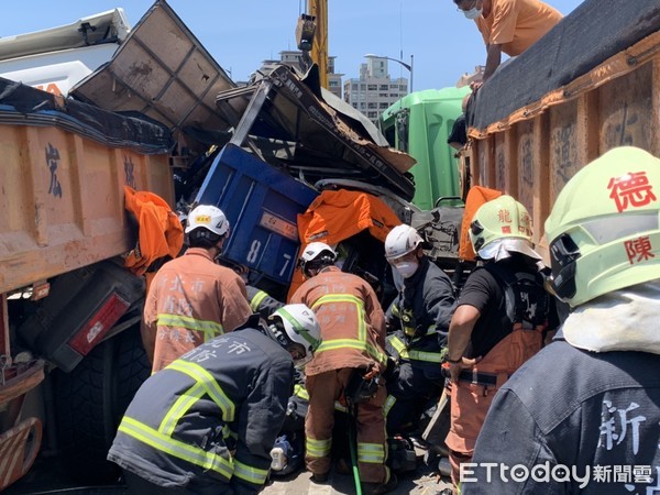 ▲▼台64八里匝道口砂石車未保持安全距離發生10車連環撞，小貨車遭擠壓變形駕駛慘死。（圖／記者陳豐德翻攝）