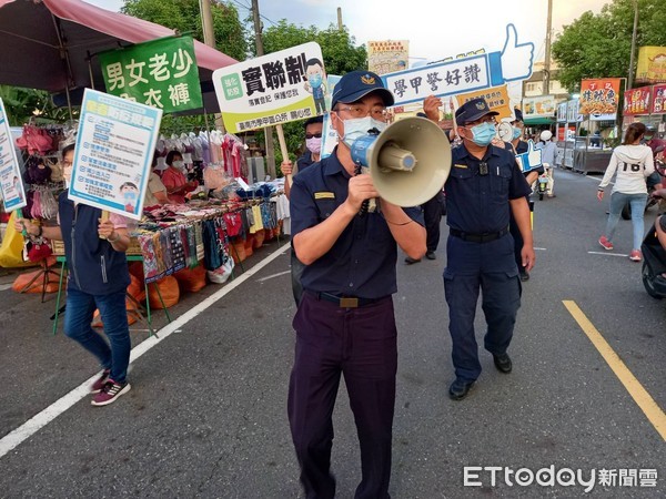 ▲台南市學甲分局長翁誌宏，率員至學甲夜市實施防疫、交通安全及防詐騙宣導。（圖／記者林悅翻攝，下同）