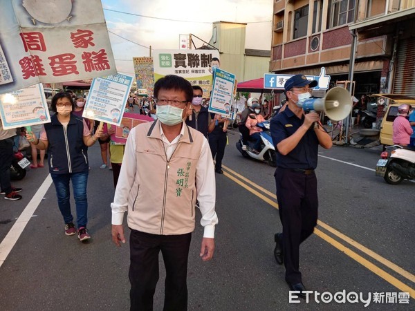 ▲台南市學甲分局長翁誌宏，率員至學甲夜市實施防疫、交通安全及防詐騙宣導。（圖／記者林悅翻攝，下同）