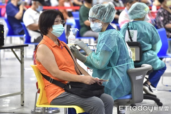 ▲▼台北市花博接種站設站次日持續為65歲以上長者接種疫苗,花博爭豔館,施打疫苗,COVID-19疫苗,新冠肺炎,武漢肺炎,副作用,不良反應,群體免疫,法定傳染病,醫護人員,防護衣,老年人,老人家,莫德納疫苗,接種率,防疫,疫情,緩打潮,花博接種站,大型疫苗接種站  。（圖／記者李毓康攝）