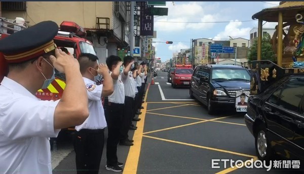 ▲▼勇消陳志帆靈車繞行分隊，戰友列隊敬禮      。（圖／記者唐詠絮翻攝）