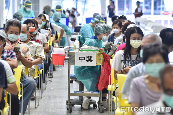 ▲▼台北市花博接種站持續為65歲以上長者接種疫苗,花博爭豔館,施打疫苗,COVID-19疫苗,新冠肺炎,武漢肺炎,副作用,不良反應,群體免疫,法定傳染病,醫護人員,防護衣,老年人,老人家,莫德納疫苗,接種率,防疫,疫情,緩打潮,大型疫苗接種站。（圖／記者李毓康攝）