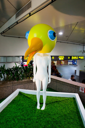 ▲▼俗稱「鳥人」的藝術作品《夢遊》,在北車地下街佇立11年畢業了。(圖/台北當代藝術館)