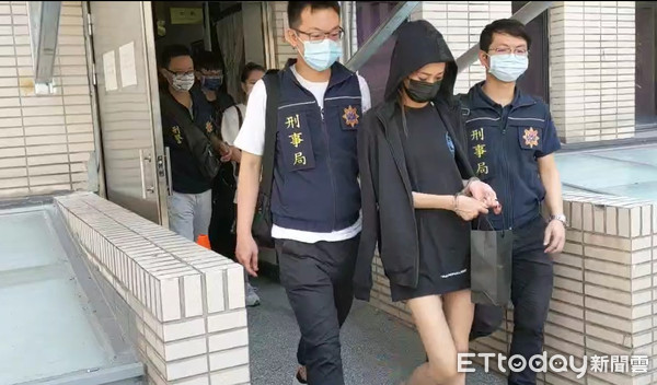 ▲警方逮捕霍氏集團APP詐騙吸金洪姓女主嫌並起獲多個高檔名牌包 。（圖／記者張君豪翻攝）