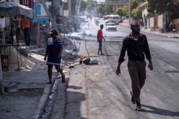 ▲▼海地民眾在街頭焚燒輪胎。（圖／路透）