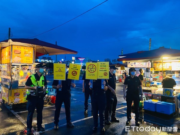 ▲全台知名夜市之一的花園夜市，15晚上迎來復業首日，台南市聯合稽查小組前往查察宣導防疫，未發現違規。（圖／記者林悅翻攝，下同）