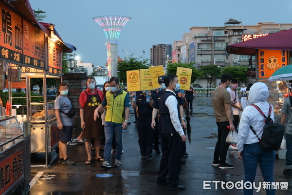 ▲全台知名夜市之一的花園夜市，15晚上迎來復業首日，台南市聯合稽查小組前往查察宣導防疫，未發現違規。（圖／記者林悅翻攝，下同）