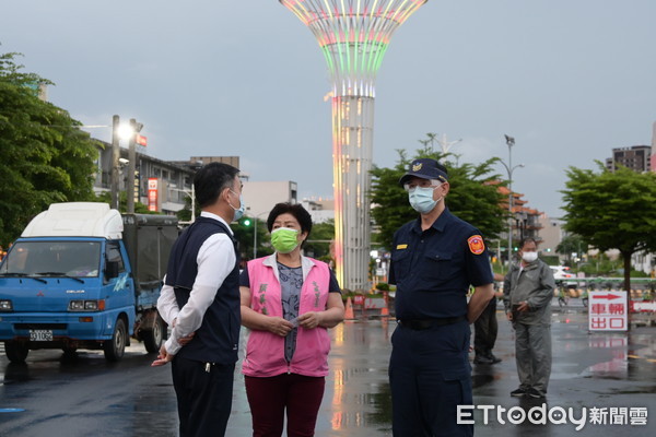 ▲全台知名夜市之一的花園夜市，15晚上迎來復業首日，台南市聯合稽查小組前往查察宣導防疫，未發現違規。（圖／記者林悅翻攝，下同）