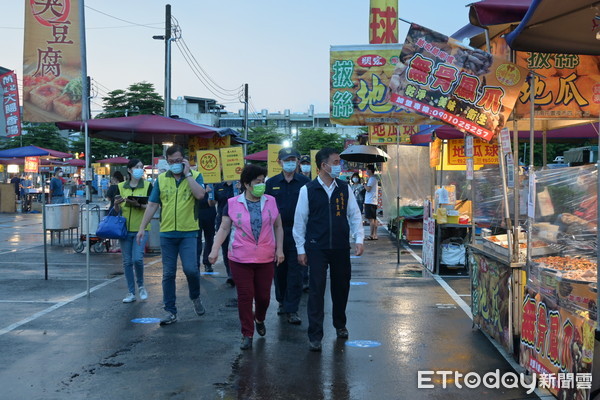 ▲全台知名夜市之一的花園夜市，15晚上迎來復業首日，台南市聯合稽查小組前往查察宣導防疫，未發現違規。（圖／記者林悅翻攝，下同）