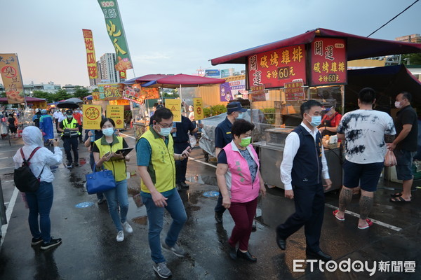 ▲全台知名夜市之一的花園夜市，15晚上迎來復業首日，台南市聯合稽查小組前往查察宣導防疫，未發現違規。（圖／記者林悅翻攝，下同）