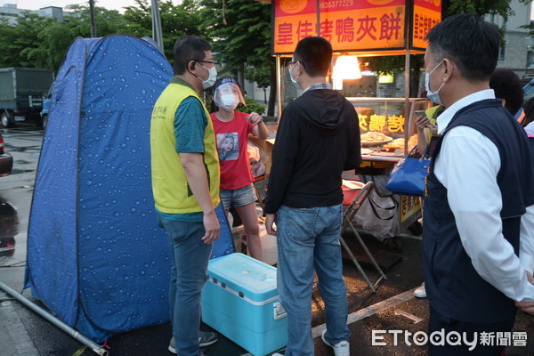 ▲全台知名夜市之一的花園夜市，15晚上迎來復業首日，台南市聯合稽查小組前往查察宣導防疫，未發現違規。（圖／記者林悅翻攝，下同）