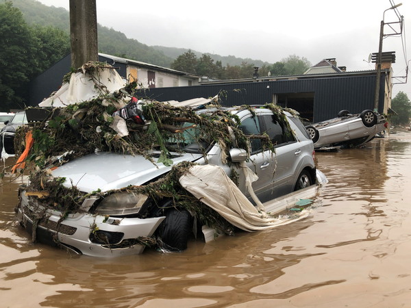 ▲▼西歐暴雨，比利時一輛汽車在洪水中嚴重泡水損壞。（圖／路透）