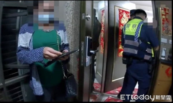 ▲警方在樓梯間撞見欲聞風逃逸的2名越籍女子。（圖／桃園警分局提供）