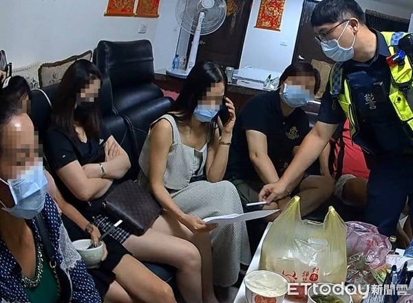 ▲再於室內查獲5女1男群聚。（圖／桃園警分局提供）