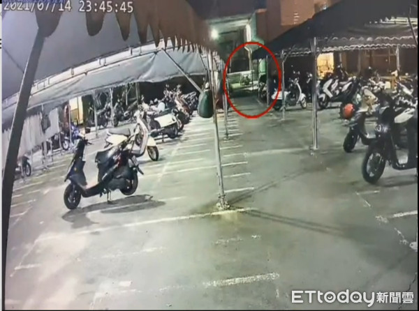 ▲屏東警分局民族族派出所員警逮獲涉嫌行竊張男兩人送辦             。（圖／記者陳崑福翻攝，以下同）