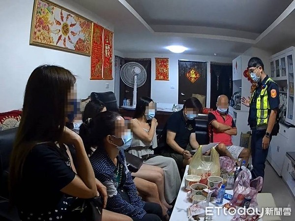 ▲警方依三級防疫規定填表移請衛生局裁罰。（圖／桃園警分局提供）