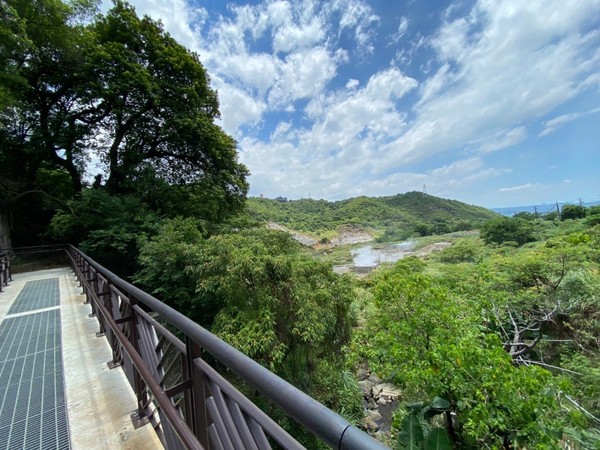 ▲行義路旁觀景平台遠眺硫磺谷地景,情人瀑布,十八份水圳週邊景點導覽圖。（圖／大地處提供）