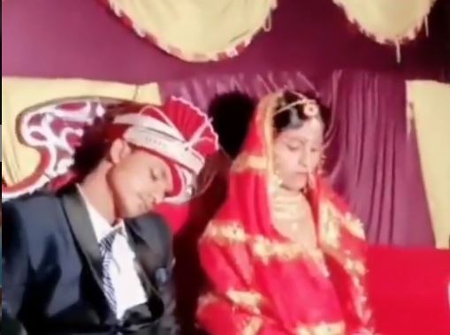 ▲▼印度新郎結婚結到睡著 婚禮狂度辜 新娘超厭世。（圖／Niranjan Mahapatra）