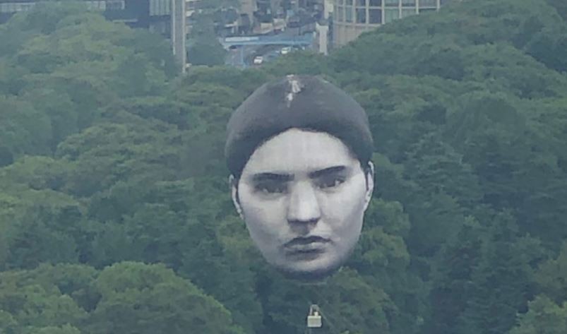 ▲▼東京都上空浮現巨人頭？「某人的臉」現代藝術裝置引發熱烈討論！。（圖／推特／@monoprixgourmet）