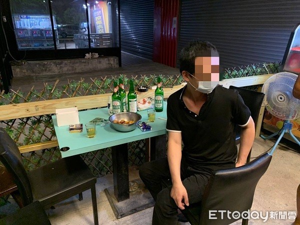 ▲▼儘管老闆辯稱已微解封且已打烊，只是單純與友人喝酒聊天，警方仍依違規填表裁罰。（圖／大園警分局提供）