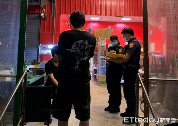 ▲巡警凌晨查獲小吃店違規內用。（圖／大園警分局提供）