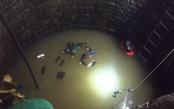 ▲▼印度中央邦30多人為搶救落水少年也摔落水井。（圖／翻攝Twitter@Writer_Rishabh）